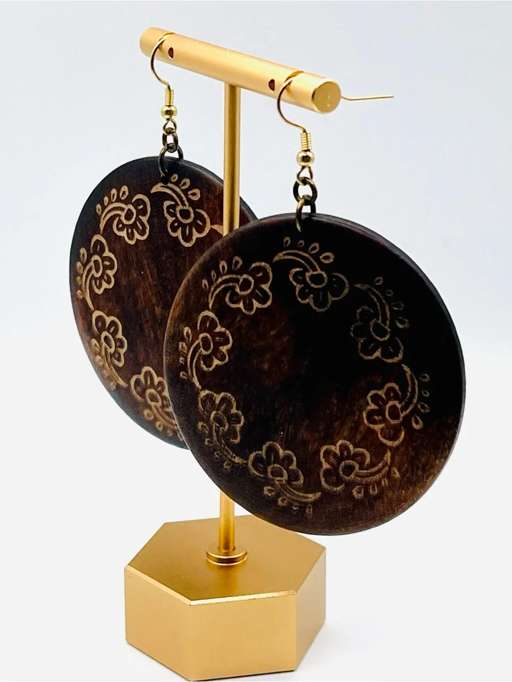 Vtg Boho Round Dark Brown Engraved Wooden Drop Dangle Earrings Floral Wreath